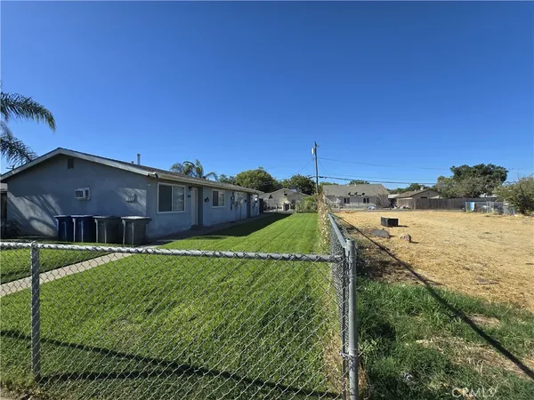 a view of a back yard