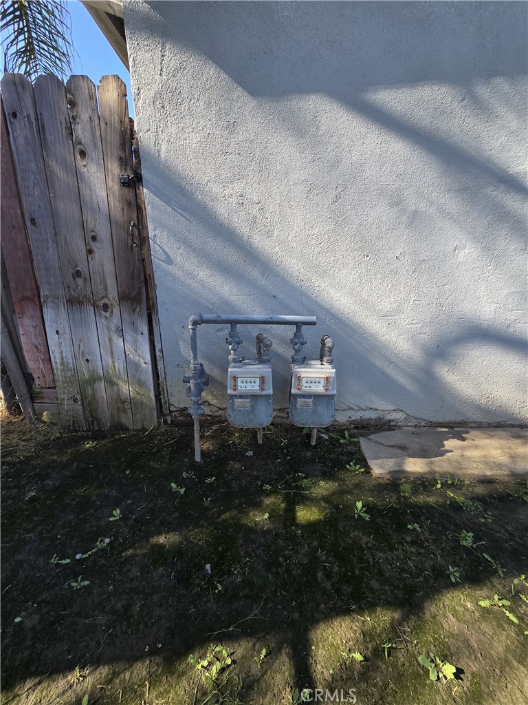 264 East 10th Street Merced, CA 95341 - Photo 8 of 10 a view of a backyard of the house