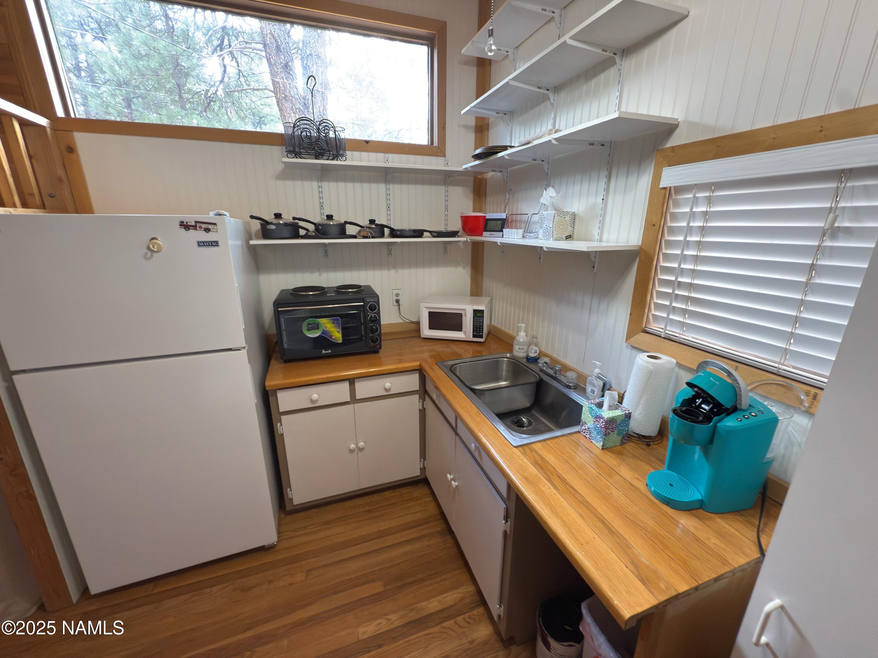 7261 East Long Bow Drive Williams, AZ 86046 - Photo 24 of 43 a kitchen with a stove a refrigerator and a window
