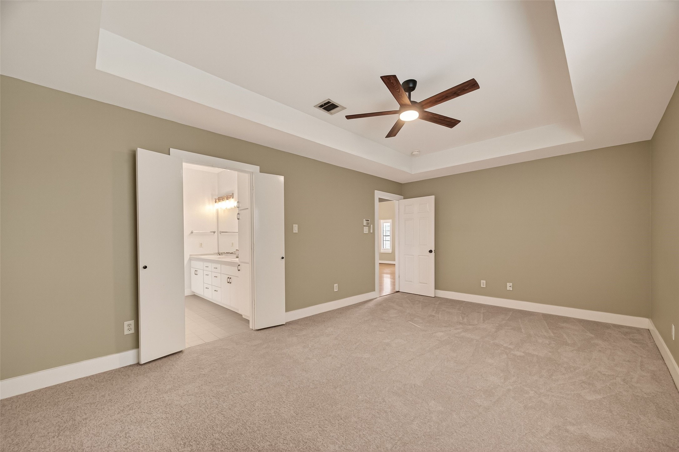 5665 Larkin Street Houston, TX 77007 - Photo 29 of 36 2nd floor Primary bedroom/