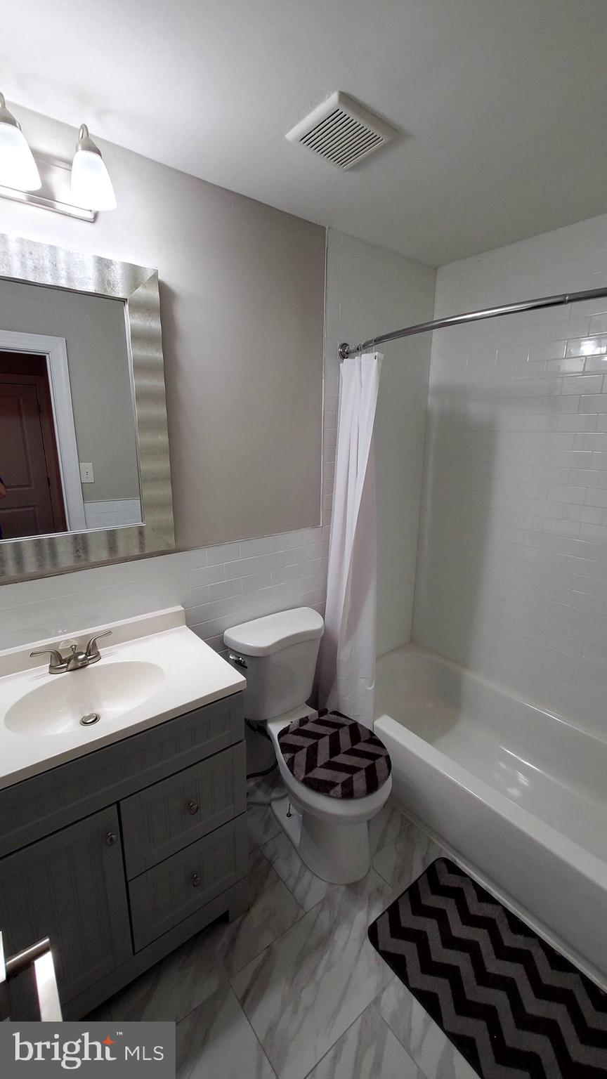 11859A Academy Road, Unit F7 Philadelphia, PA 19154 - Photo 42 of 50 Hallway bath
