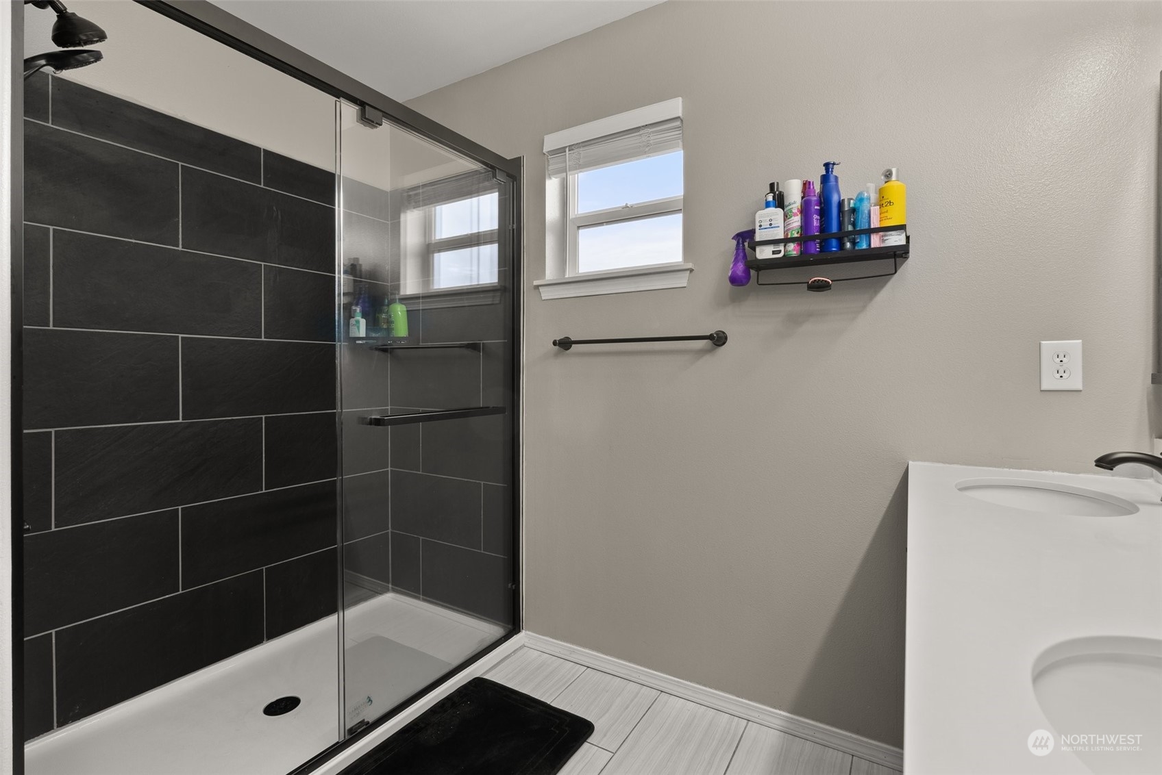 413 Easy Street Rainier, WA 98576 - Photo 23 of 30 a bathroom with a bathtub