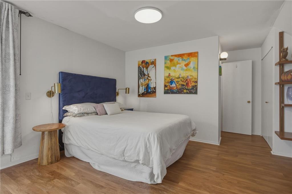 5535 Forbes Avenue, Unit E Pittsburgh, PA 15217 - Photo 31 of 50 a bedroom with a large bed and a window