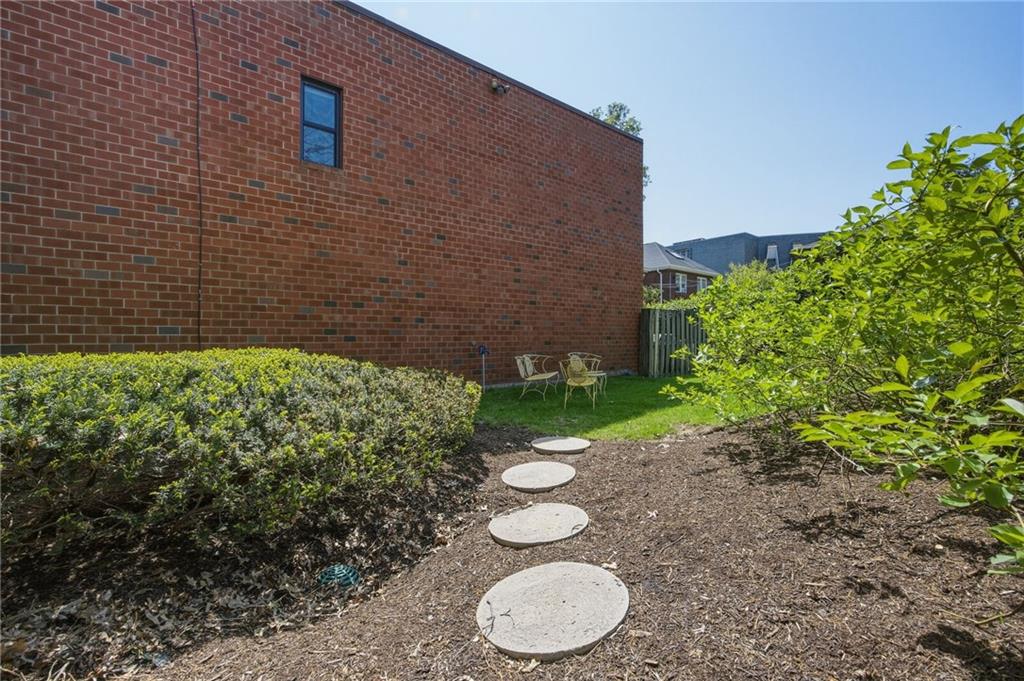 5535 Forbes Avenue, Unit E Pittsburgh, PA 15217 - Photo 41 of 50 a backyard of a house with lots of green space