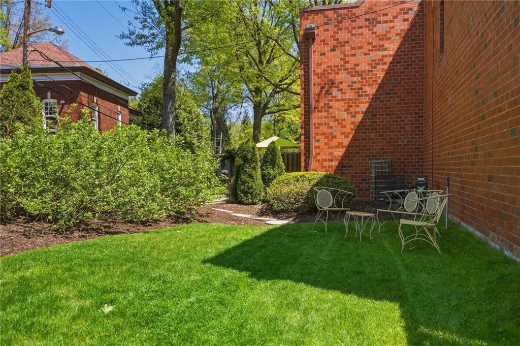 5535 Forbes Avenue, Unit E Pittsburgh, PA 15217 - Photo 44 of 50 a backyard of a house with table and chairs