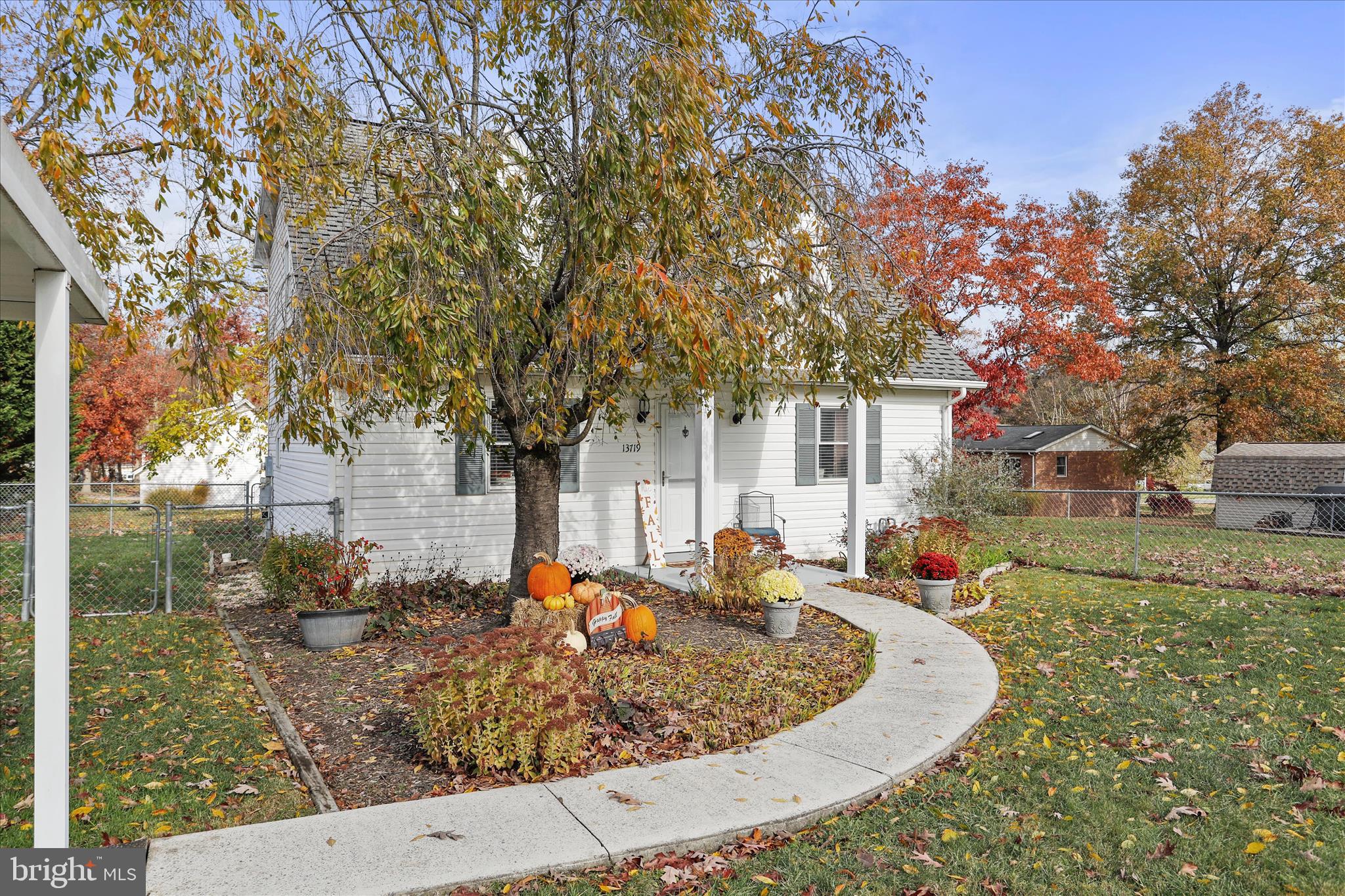 13719 Brant Road Southwest Cresaptown, MD 21502 - Photo 4 of 33 a front view of a house with garden