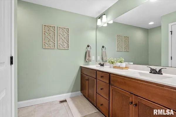 $399,900 | 801 Kellan Drive, Chatham, IL 62629