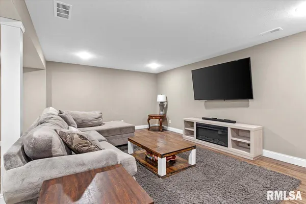 $399,900 | 801 Kellan Drive, Chatham, IL 62629