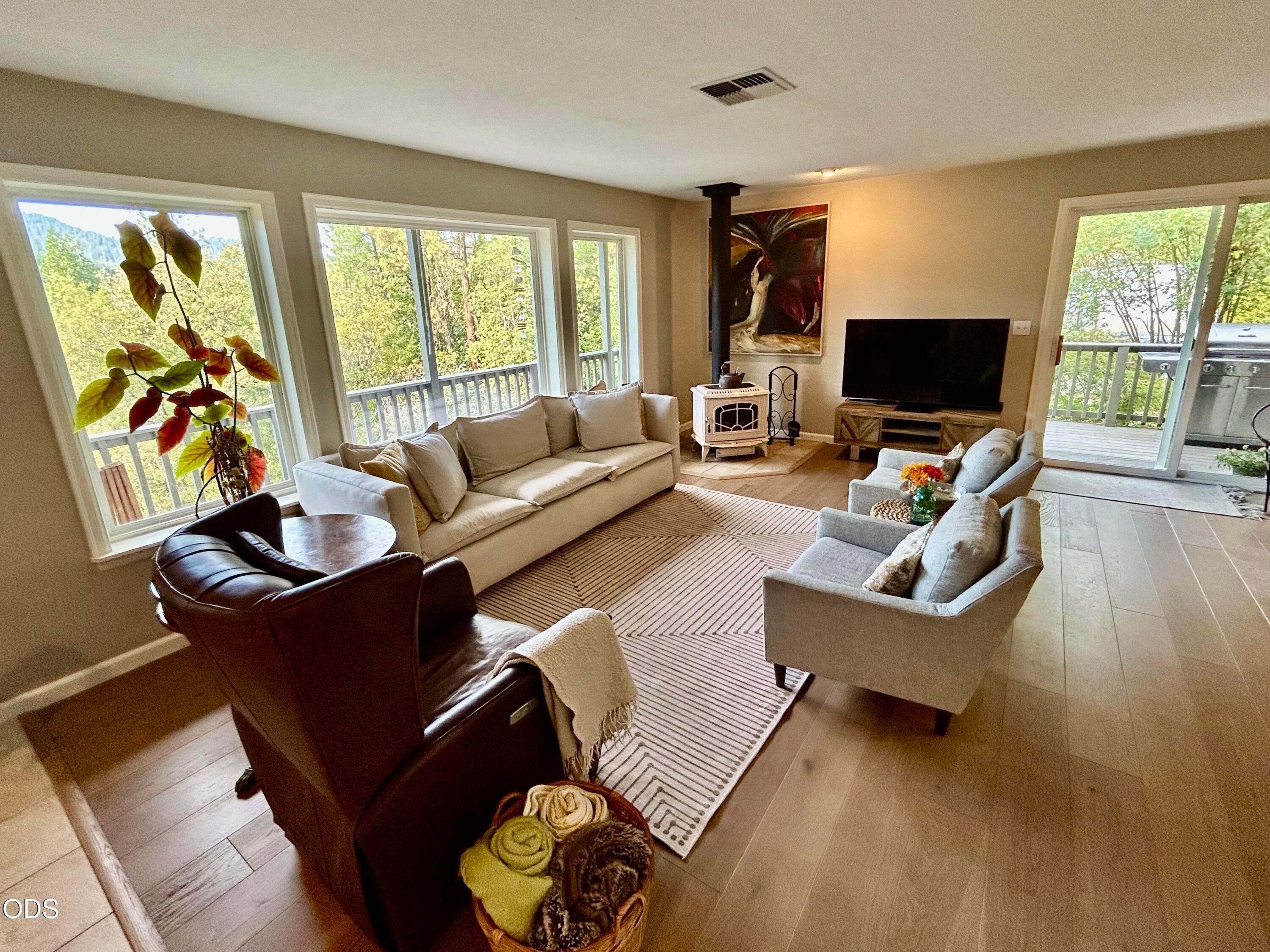 8129 Thompson Creek Road Jacksonville, OR 97530 - Photo 11 of 38 Gallery Image 11