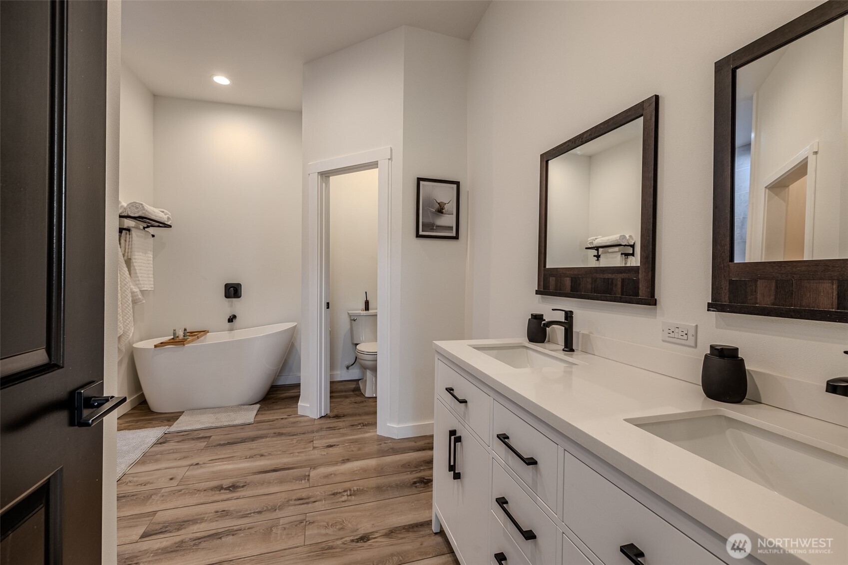 10642 Merry Canyon Road Leavenworth, WA 98826 - Photo 18 of 36 a spacious bathroom with a double vanity sink mirror and bathtub
