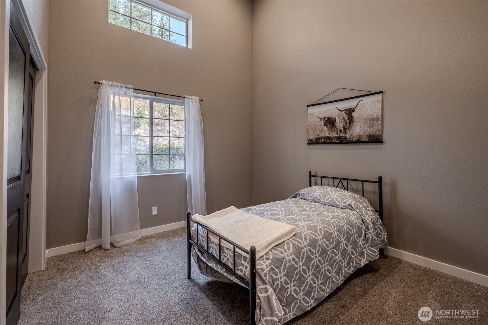 10642 Merry Canyon Road Leavenworth, WA 98826 - Photo 22 of 36 a bedroom with a bed and a window