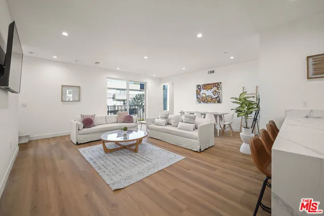 $5,312 | 13692 Erwin Street, Van Nuys, CA 91401