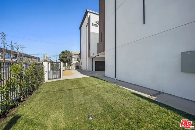 $5,312 | 13692 Erwin Street, Van Nuys, CA 91401