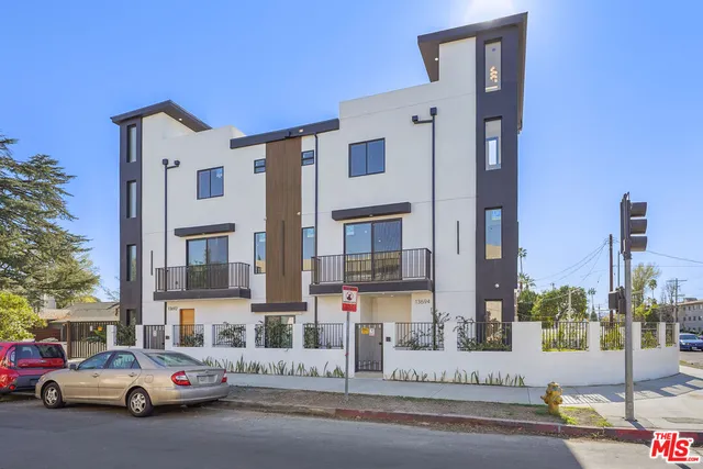 $5,312 | 13692 Erwin Street, Van Nuys, CA 91401