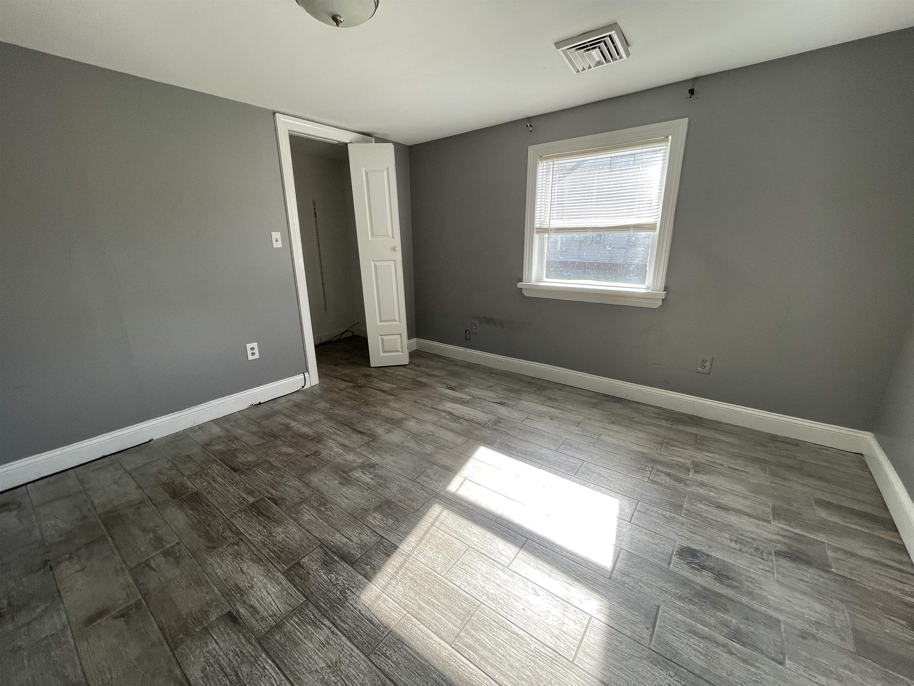 1658 North Port Norris, NJ 08349 - Photo 16 of 34 a view of an empty room and window