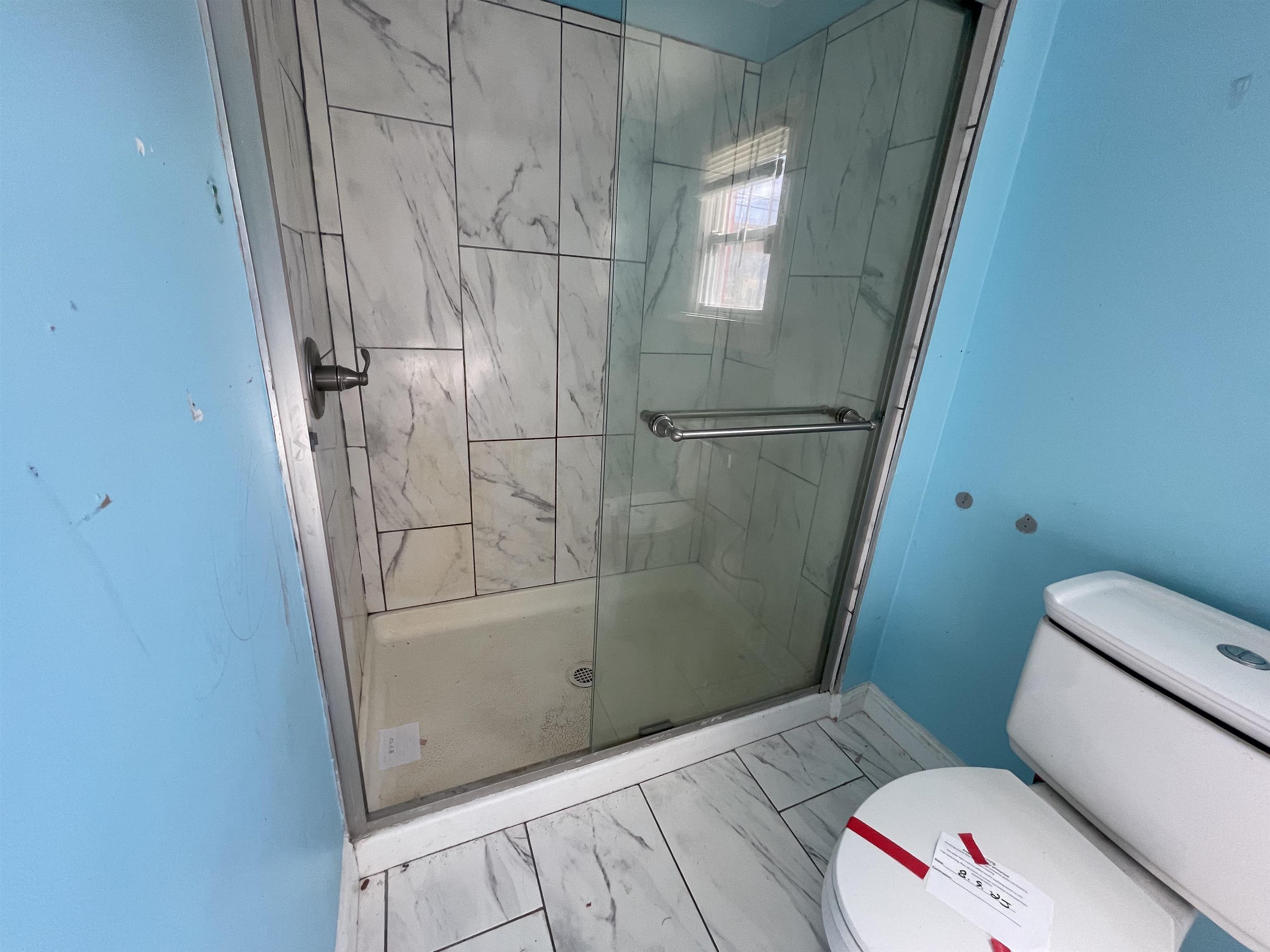 1658 North Port Norris, NJ 08349 - Photo 21 of 34 a bathroom with a bathtub and toilet