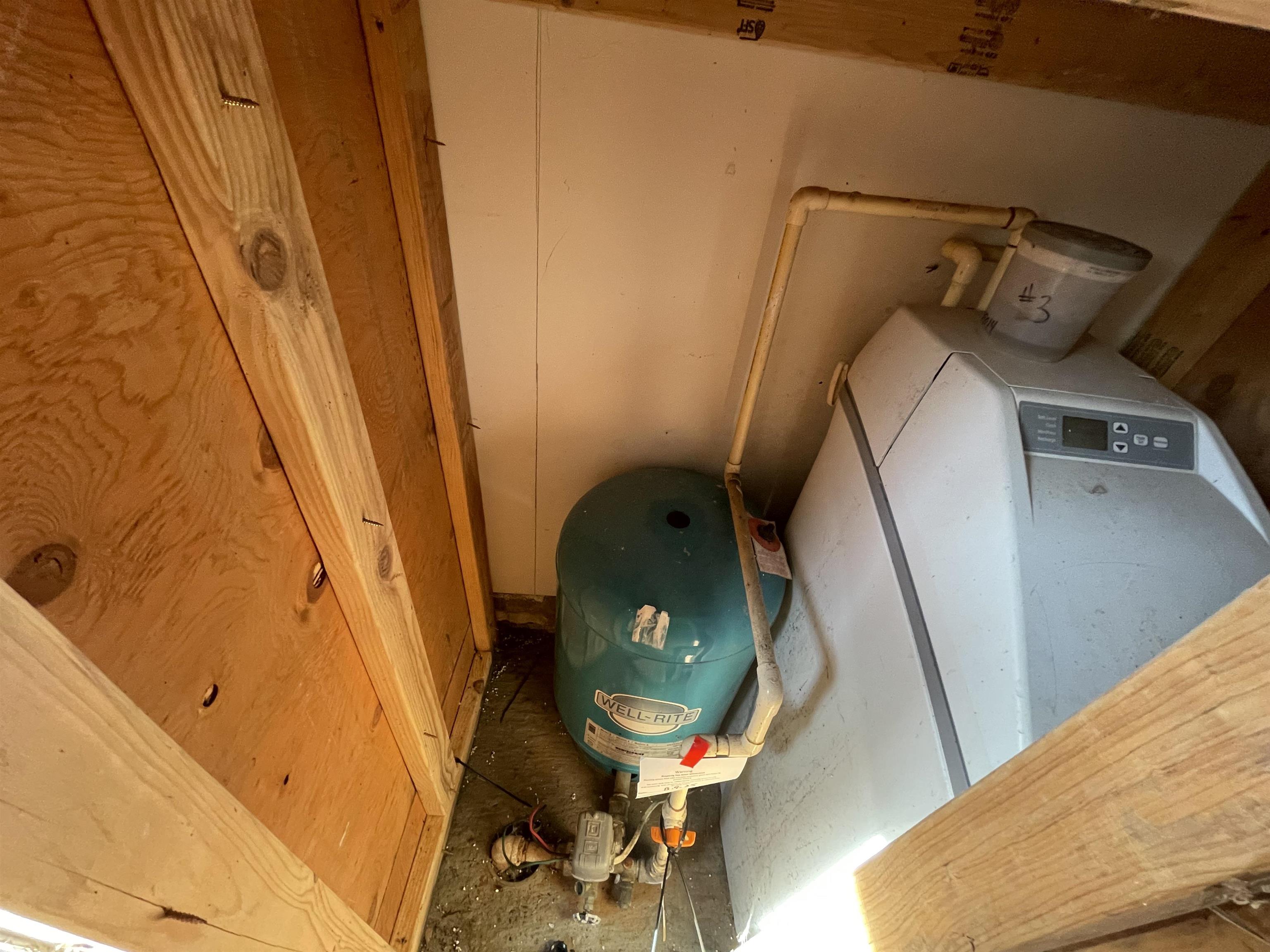 1658 North Port Norris, NJ 08349 - Photo 27 of 34 a bathroom with a sink and mirror