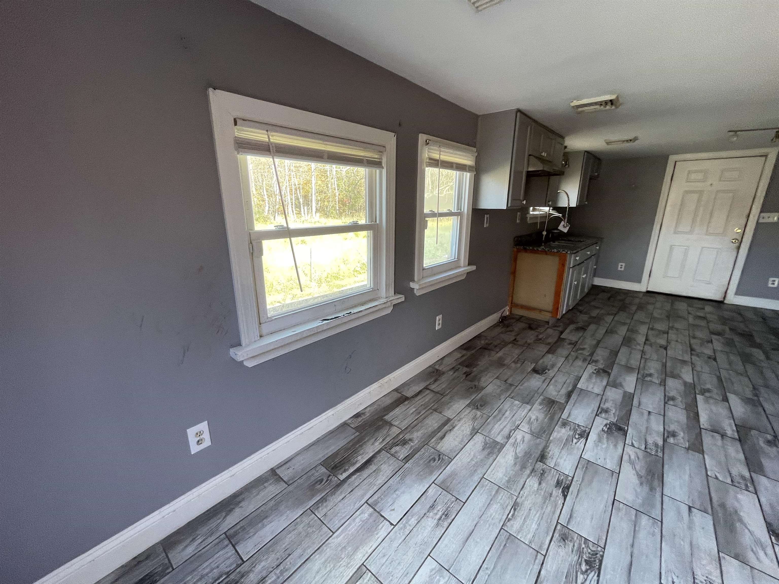 1658 North Port Norris, NJ 08349 - Photo 8 of 34 a living room with a couch and a rug