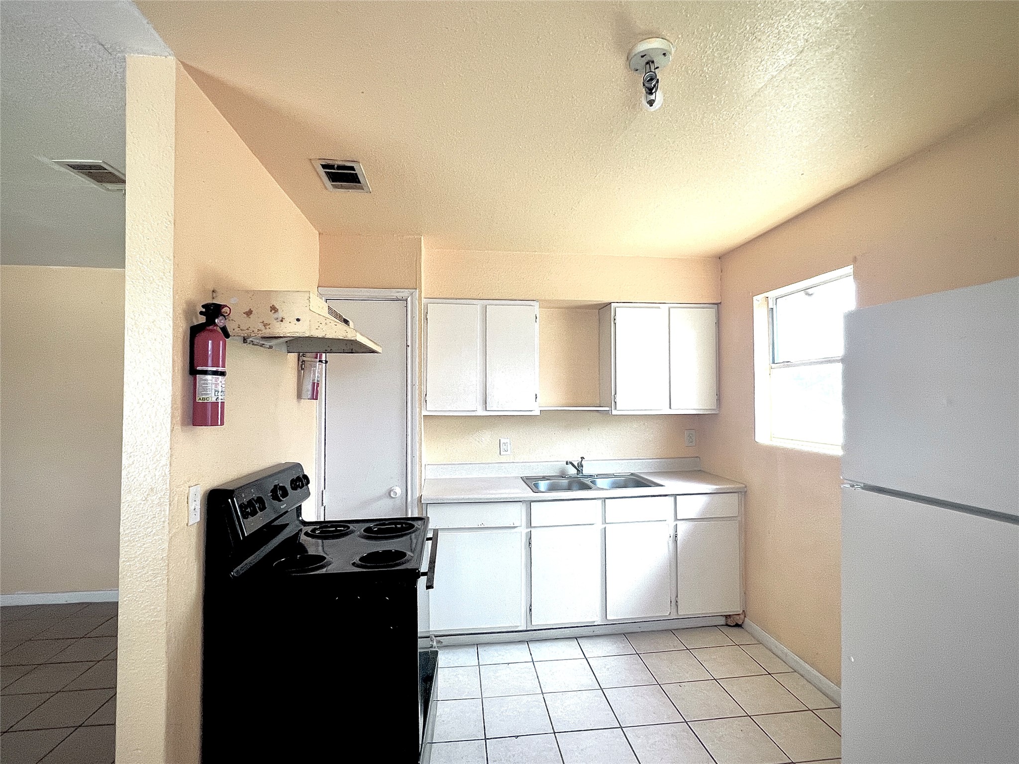 6802 Sayers Street, Unit A FEW Houston, TX 77016 - Photo 15 of 32 a kitchen with a refrigerator and a stove