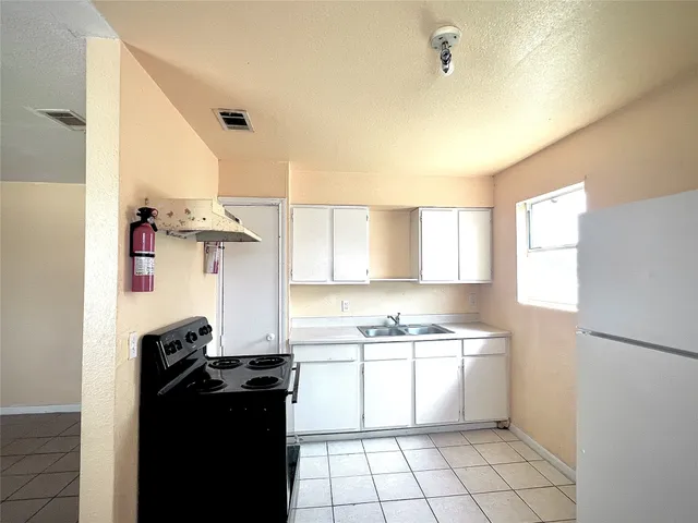 $950 | 6802 Sayers Street, Unit A FEW, Houston, TX 77016