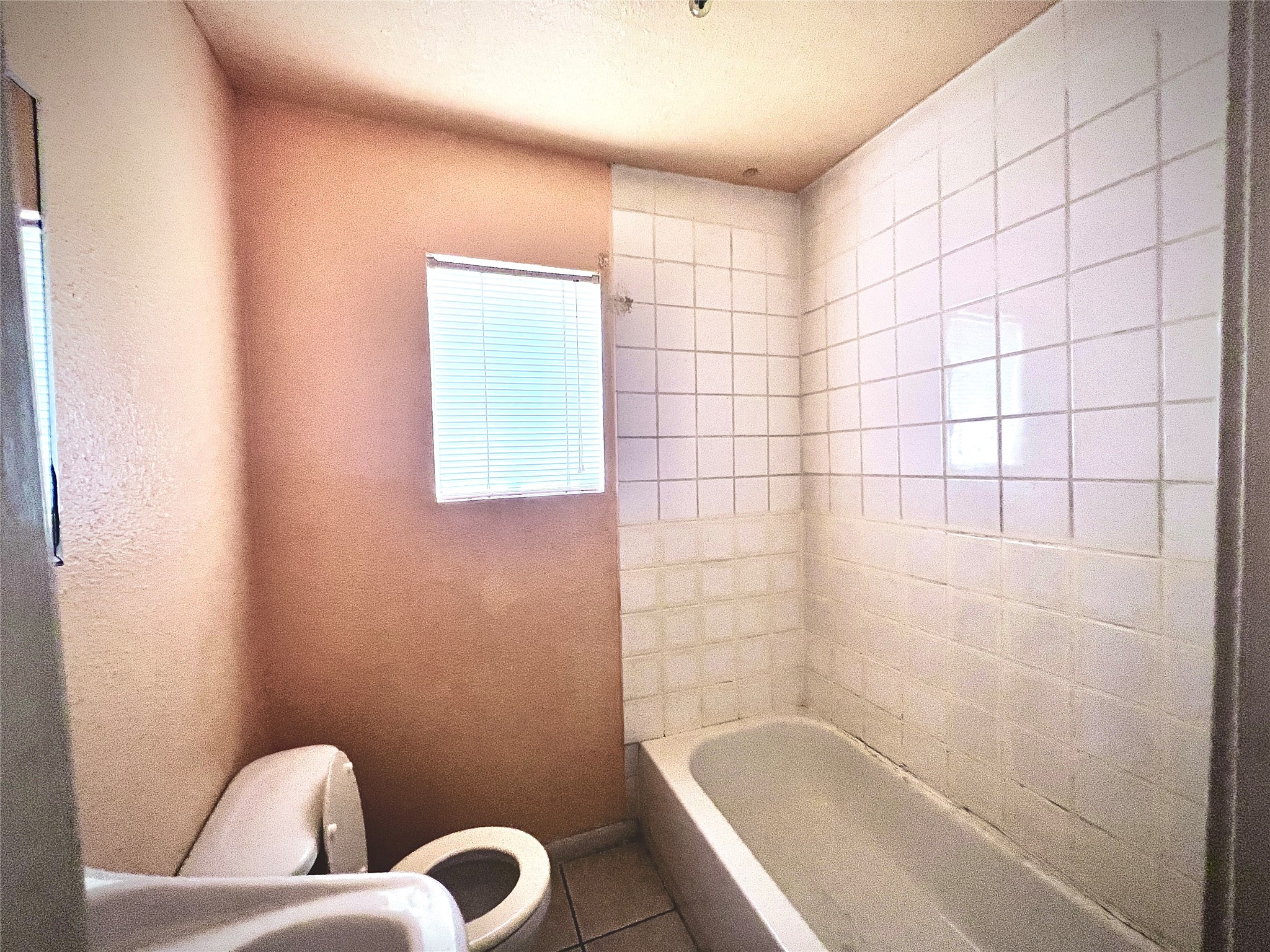 6802 Sayers Street, Unit A FEW Houston, TX 77016 - Photo 24 of 32 a bathroom with a bathtub and window