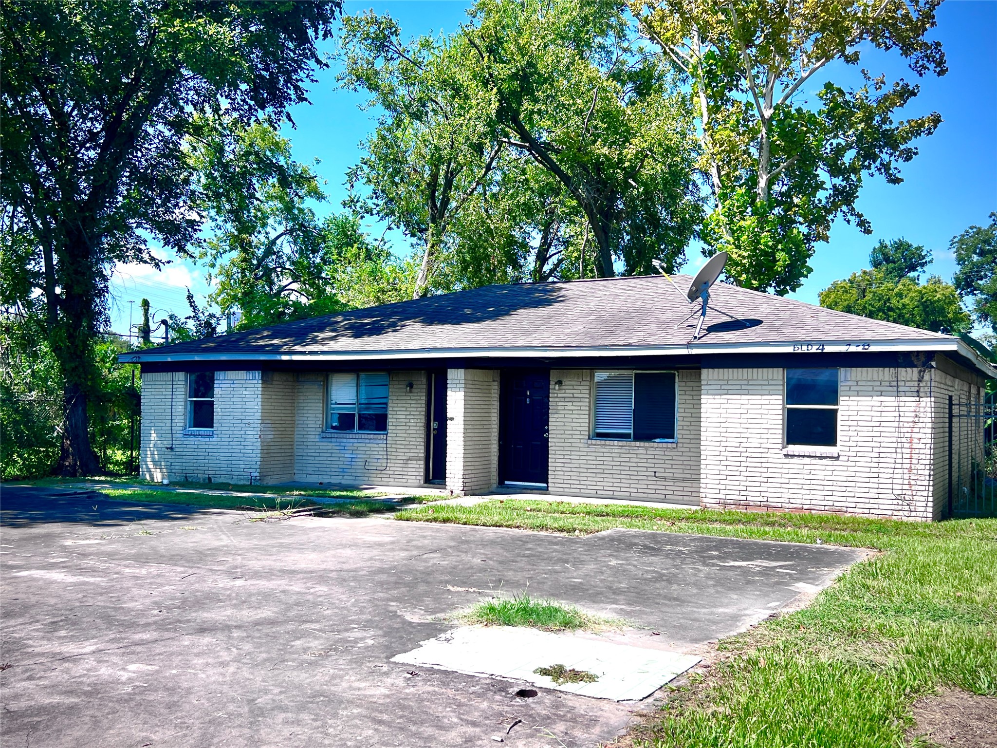 6802 Sayers Street, Unit A FEW Houston, TX 77016 - Photo 31 of 32 a front view of a house with a garden