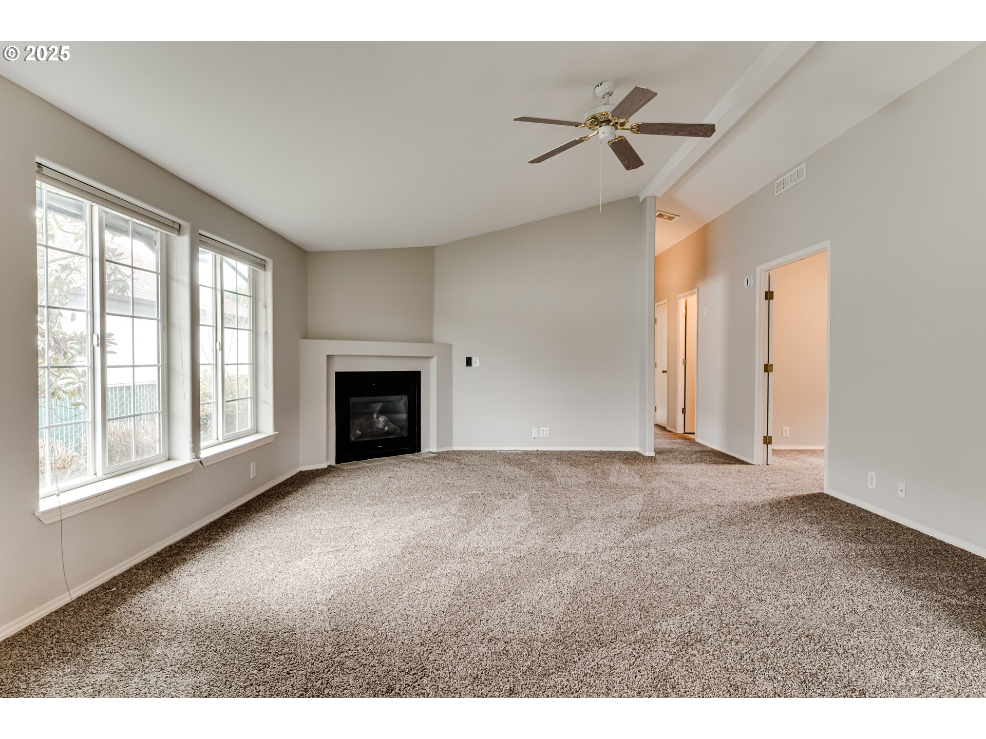 5211 Golden Eagle Drive Eugene, OR 97402 - Photo 4 of 32