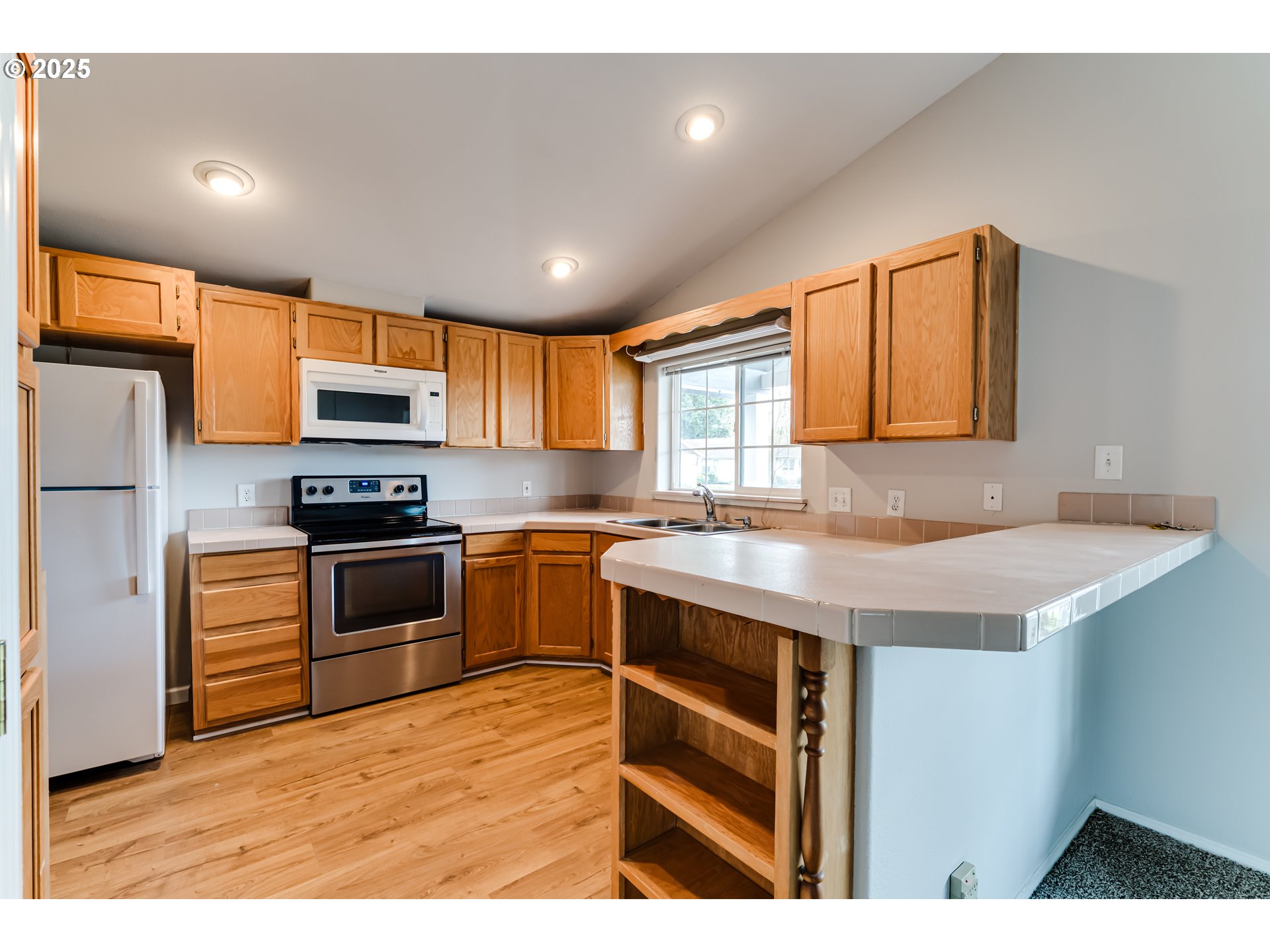 5211 Golden Eagle Drive Eugene, OR 97402 - Photo 9 of 32