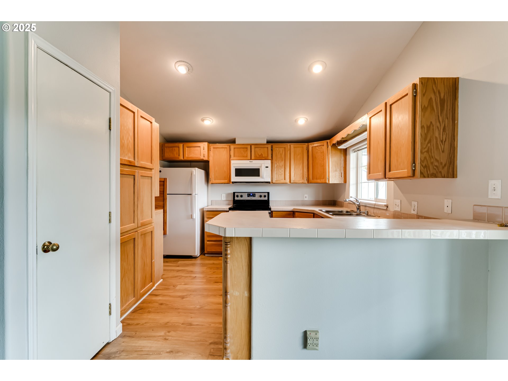 5211 Golden Eagle Drive Eugene, OR 97402 - Photo 10 of 32