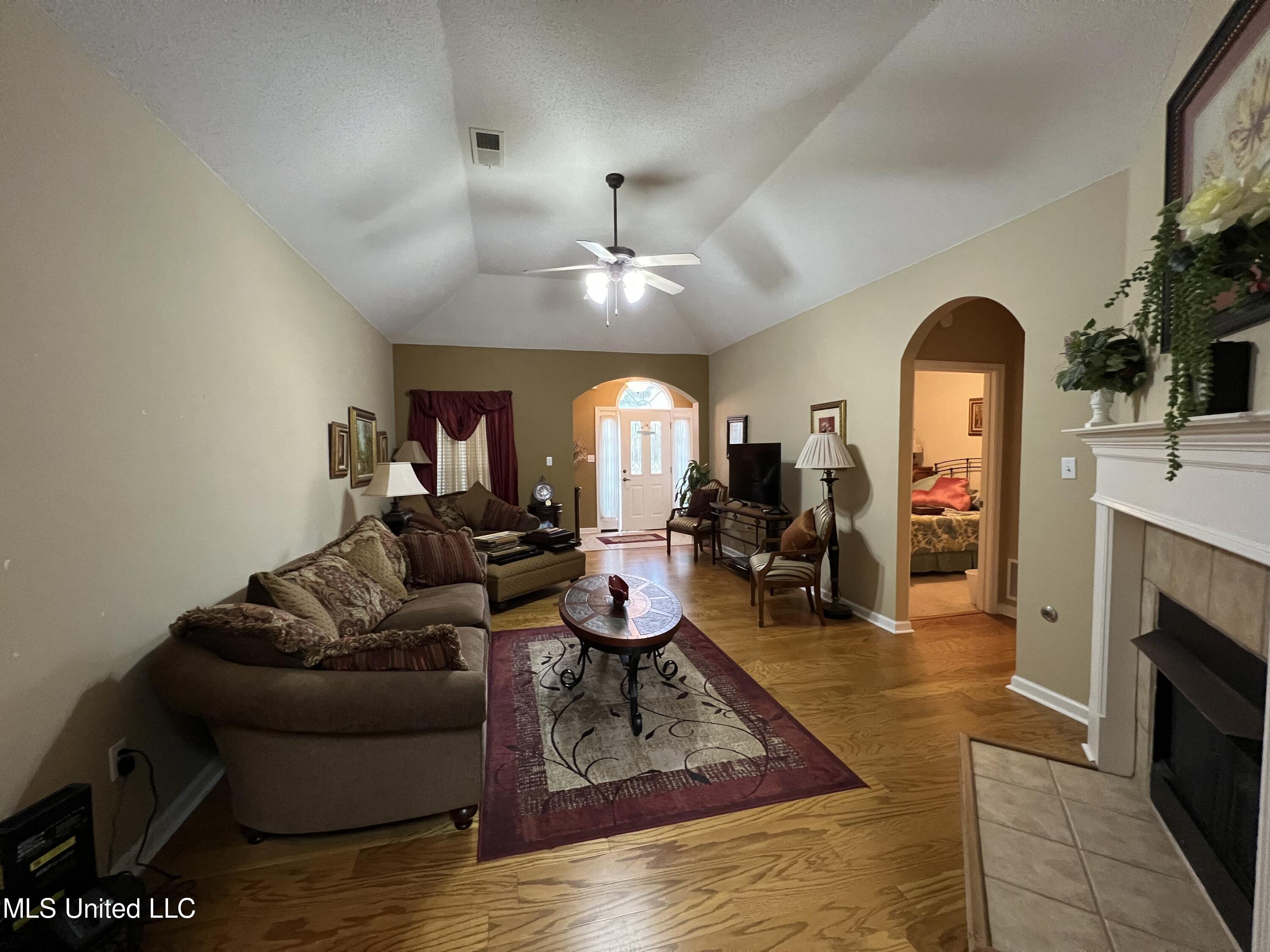 846 Cardinal Lane Hernando, MS 38632 - Photo 4 of 11 Den1