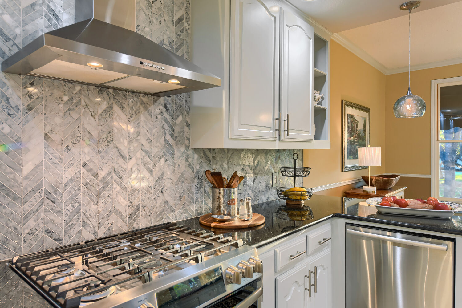 10904 Legends Lane Austin, TX 78747 - Photo 11 of 38 Gas stove, custom backsplash and lighting.