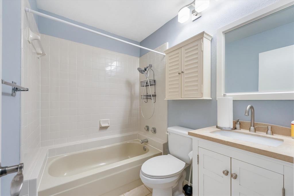 1301 Memory Lane, Unit 4924 Arlington, TX 76011 - Photo 7 of 19 Bathroom with vanity and shower / tub combination