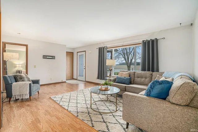 $375,000 | 6860 West Lincolnway, Larwill, IN 46764