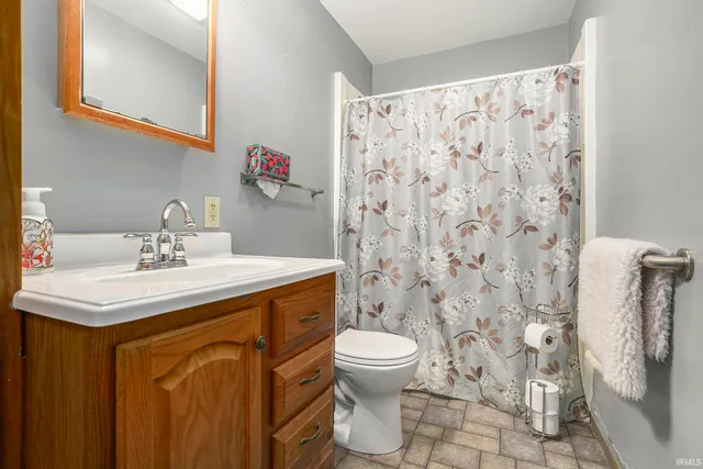 $375,000 | 6860 West Lincolnway, Larwill, IN 46764