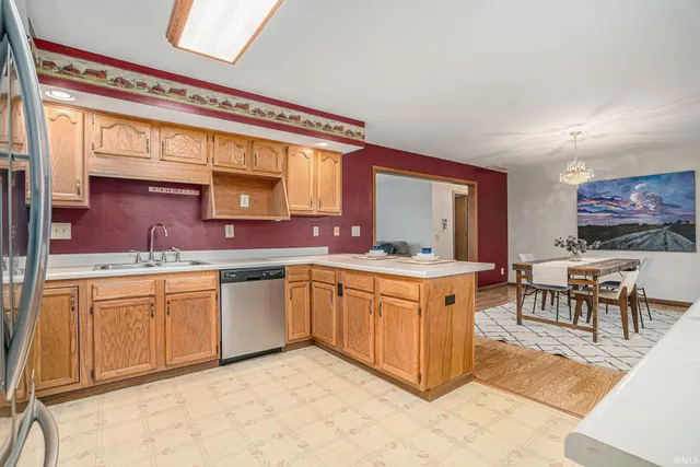 $375,000 | 6860 West Lincolnway, Larwill, IN 46764