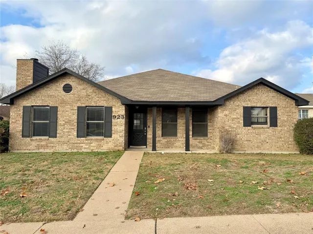 $2,300 | 923 Wayne Avenue, Duncanville, TX 75137