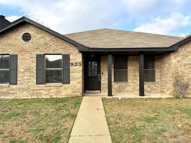 $2,300 | 923 Wayne Avenue, Duncanville, TX 75137