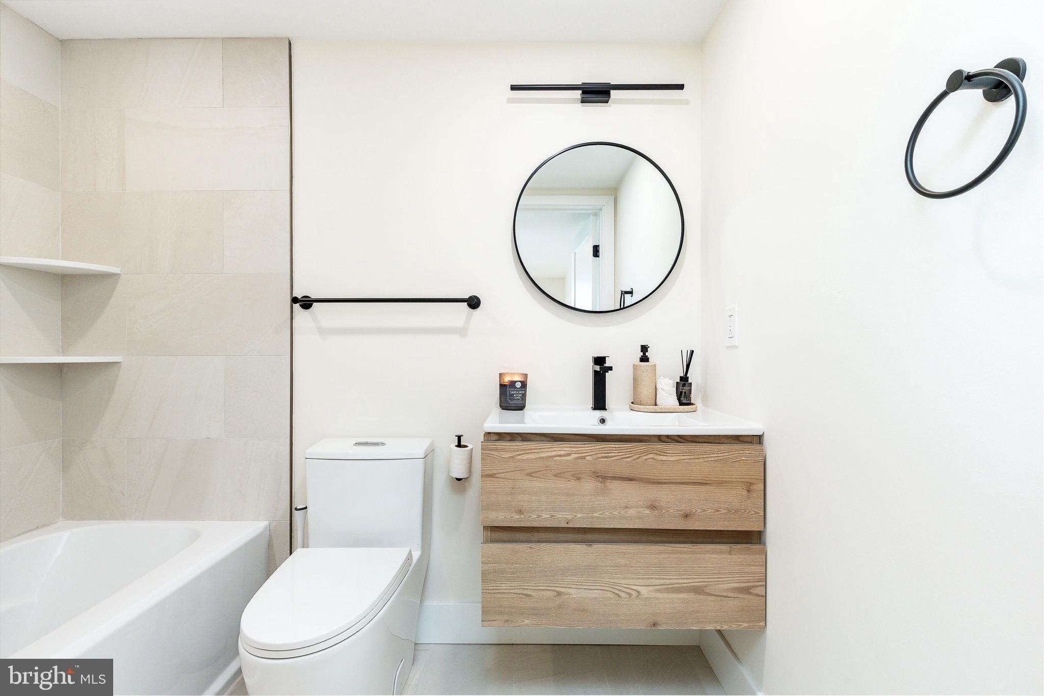 530 Reed Street Philadelphia, PA 19147 - Photo 20 of 57 a bathroom with a toilet sink vanity tub and mirror