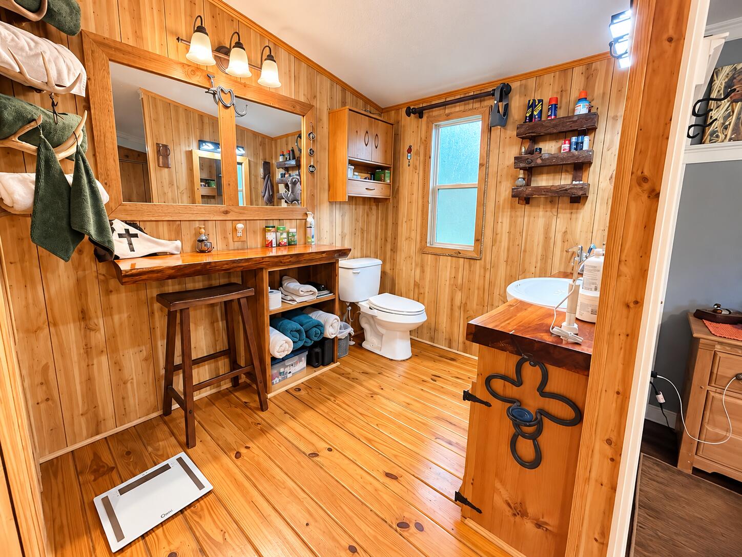 1042 Arbuckle Branch Road Sebring, FL 33870 - Photo 14 of 43 Cozy Rustic Cabin Bathroom Retreat