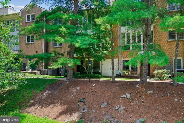 $2,000 | 5702 Brewer House Circle, Unit T312, Rockville, MD 20852