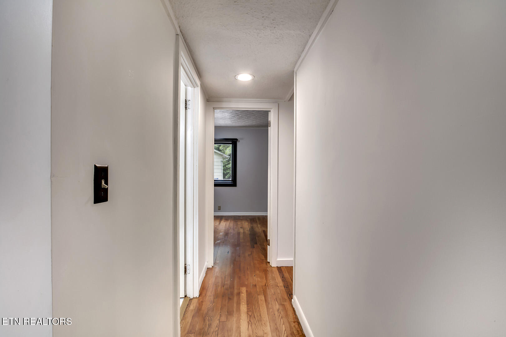 102 Oxford Road Oak Ridge, TN 37830 - Photo 24 of 59 24_OxfordRoad_102_BedroomHall01