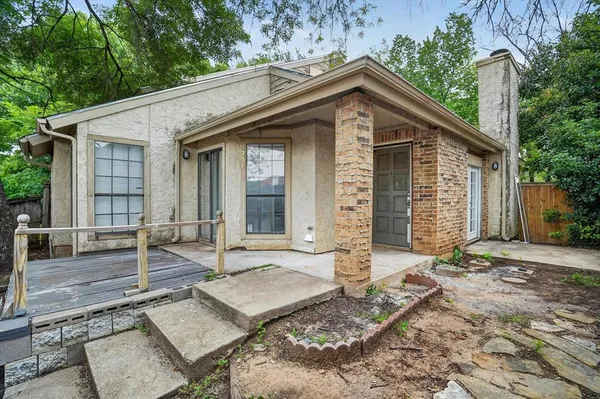 $1,590 | 231 Shady Ln Drive, Fort Worth, TX 76112