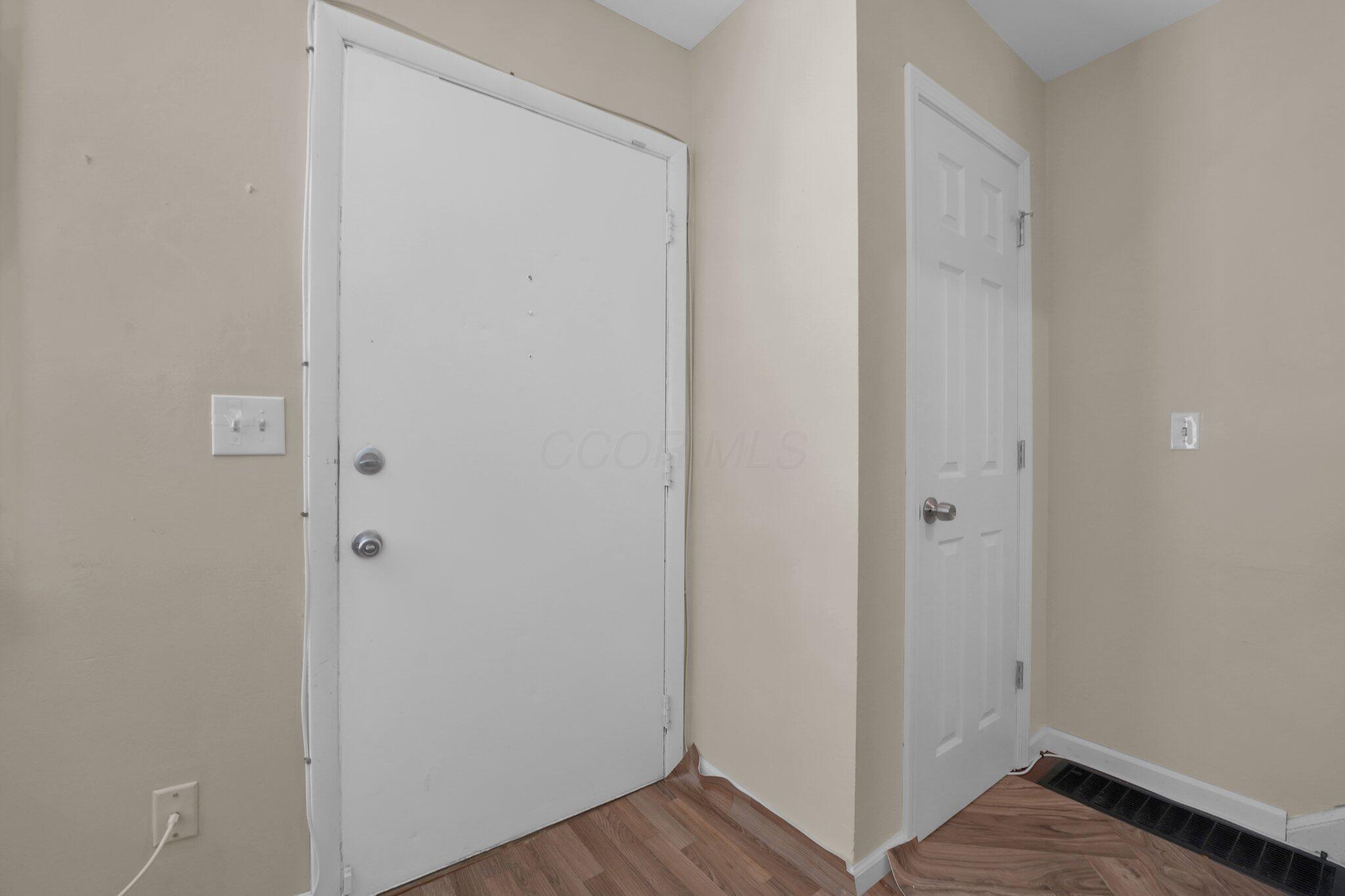 5738 Beechcroft Road, Unit L Columbus, OH 43229 - Photo 3 of 25 3-web-or-mls-5738-beechcroft-rd-unit-l