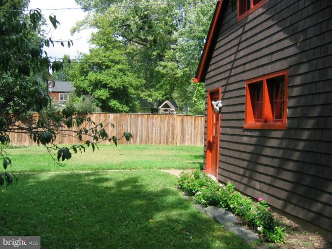 209 Hawthorn Road Baltimore, MD 21210 - Photo 3 of 28 a backyard of a house with lots of green space