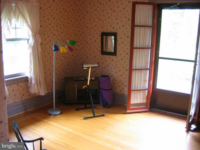 209 Hawthorn Road Baltimore, MD 21210 - Photo 25 of 28 a room with furniture and a window