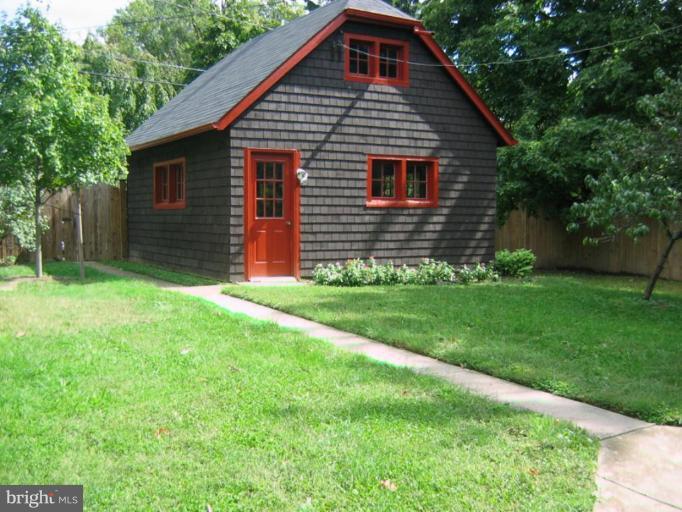 209 Hawthorn Road Baltimore, MD 21210 - Photo 4 of 28 a view of a house with backyard