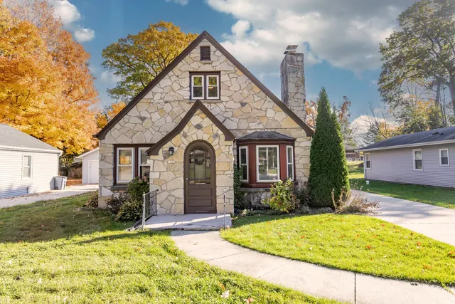 $399,900 | 1300 Parkway Drive, Brookfield, WI 53005