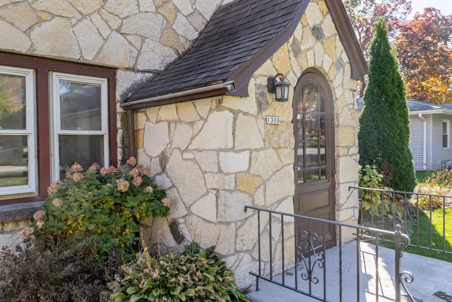 $399,900 | 1300 Parkway Drive, Brookfield, WI 53005