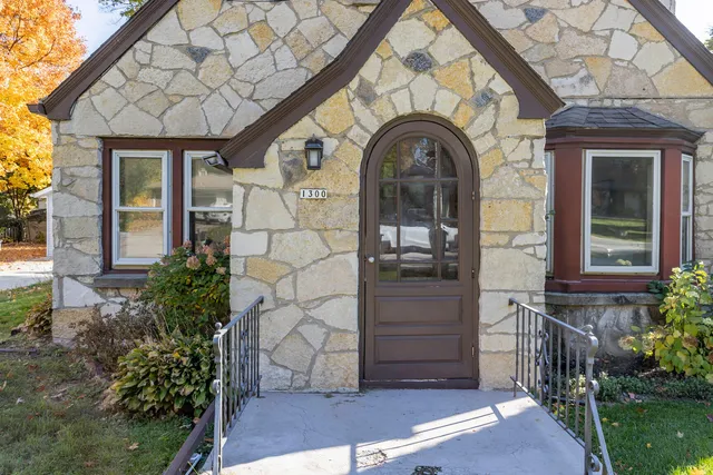 $399,900 | 1300 Parkway Drive, Brookfield, WI 53005