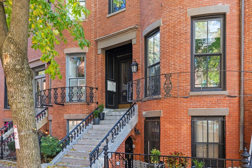 81 Waltham Street, Unit 6 Boston, MA 02118 - Photo 22 of 24 a front view of a brick house with a large windows